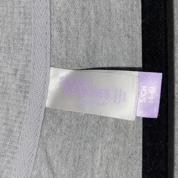 PEACE Sweatshirt - Picture 3 of 4